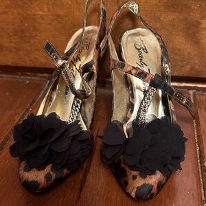 EUC Beverly Feldman leopard heels -size 6 1/2